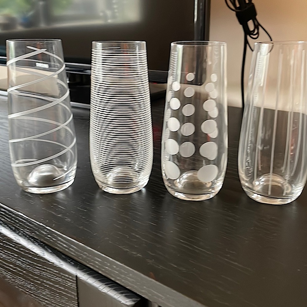 4 Stemless champagne glasses with etched designs